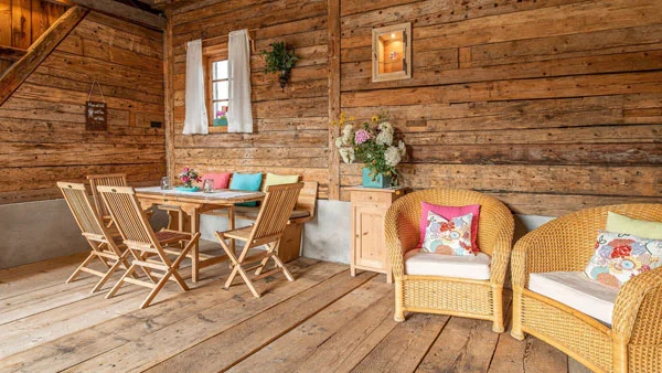 Das geniale Sommerchalet im Bäckergut - Gemütliche, überdachte Sitzgelegenheit in Haldensee