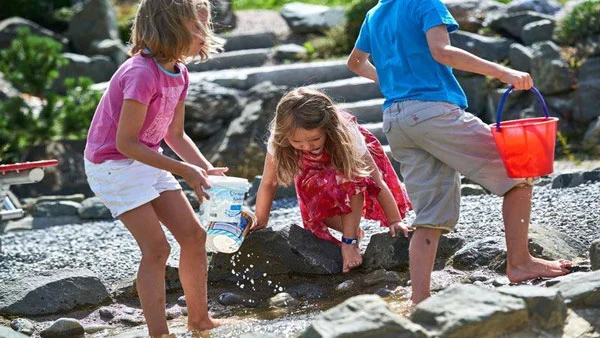 Familie &amp; Kids im Bäckergut - Kinder spielen auf einem Outdoor-Spielplatz im Tannheimer Tal