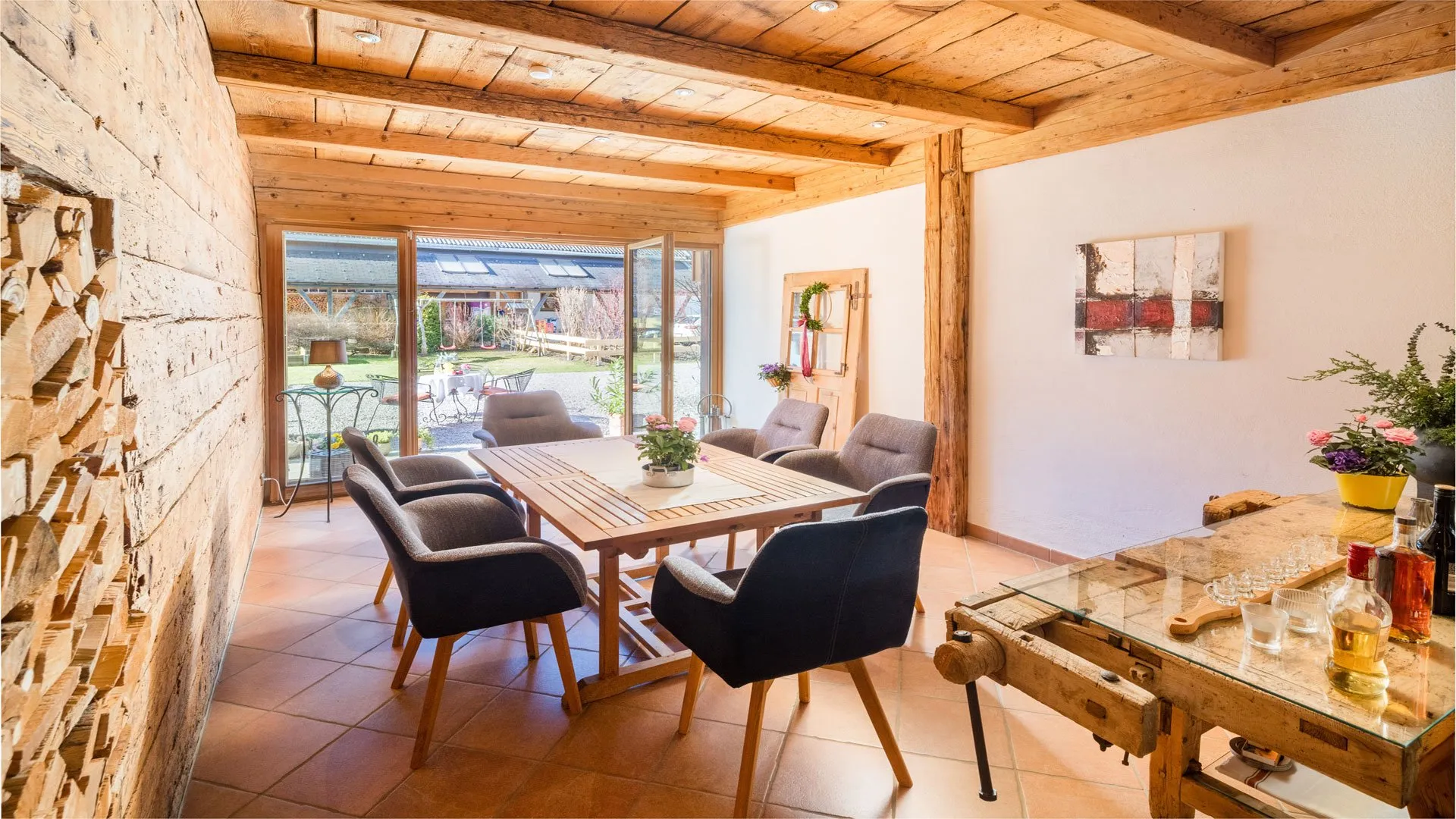 Herzstück Tenne im Bäckergut - Begegnungsraum mit originaler Altholzwand