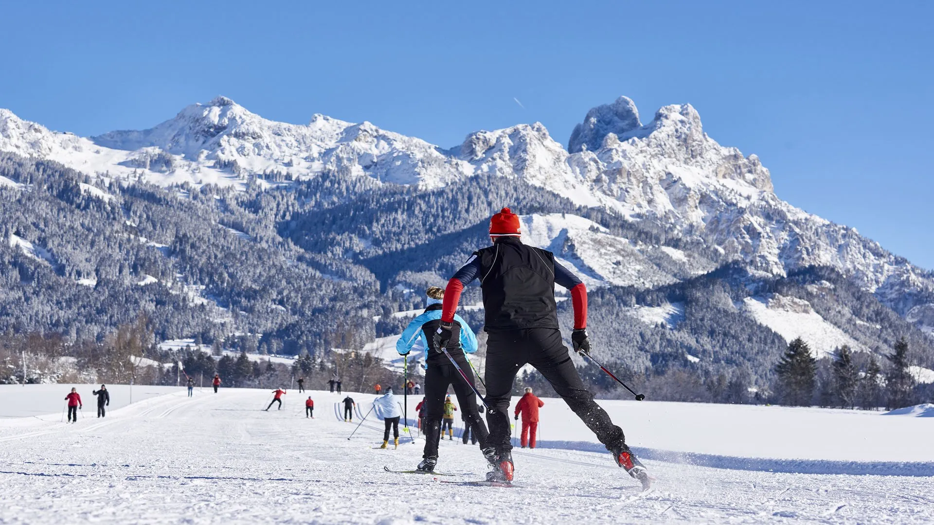 Langlaufen im Bäckergut - Langläufer auf der Langlaufstrecke zwischen Tannheim und Grän