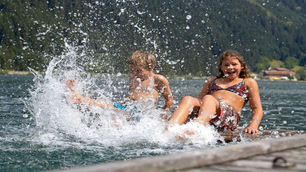 Schwimmen &amp; Baden im Bäckergut - Planschen am Bootsteg am Haldensee